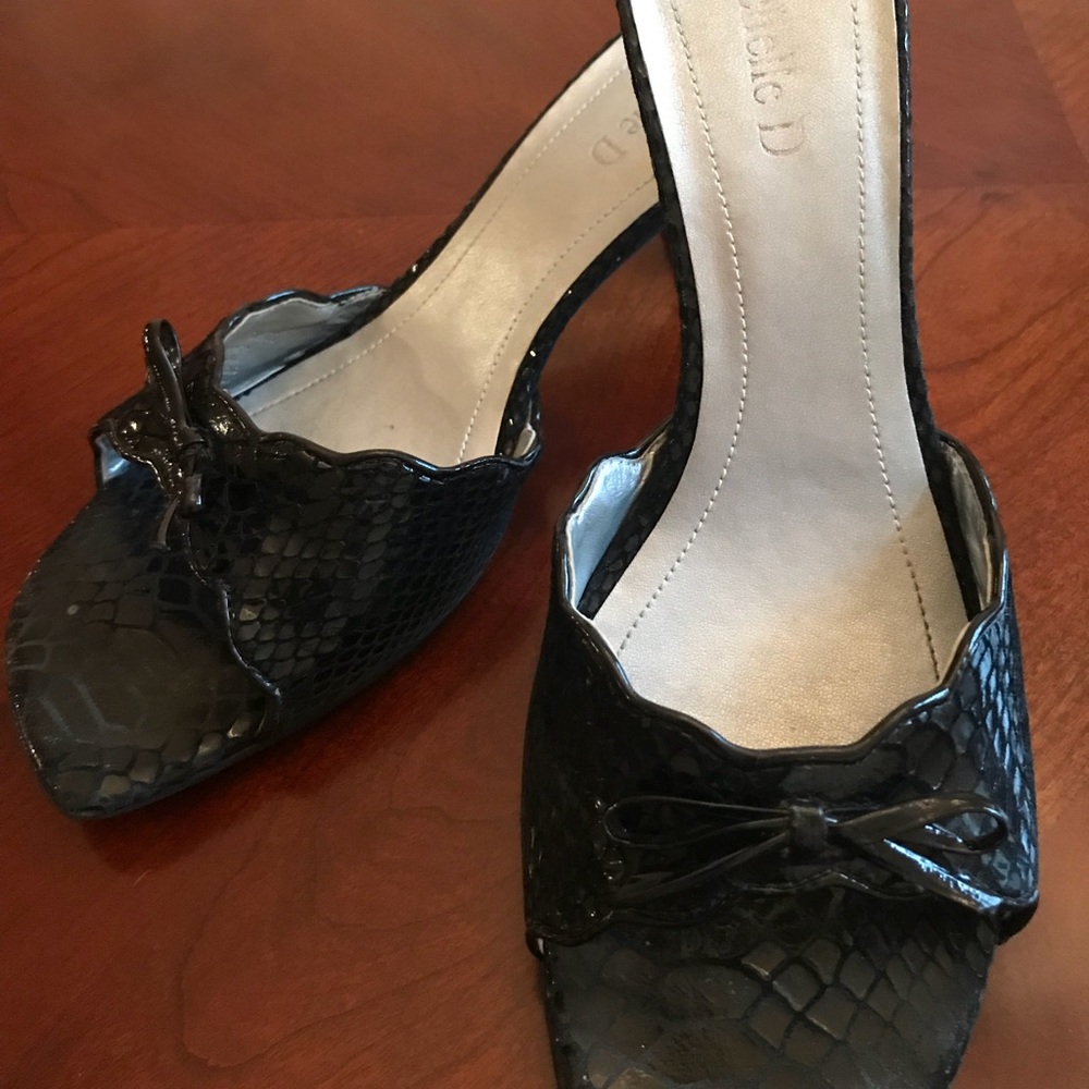 Michelle D Black Sandals. Size 9.5.